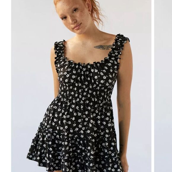 NWT Urban Outfitters Lizzy Smocked Floral Mini Dress Size Medium Sold Out Online - Picture 2 of 6